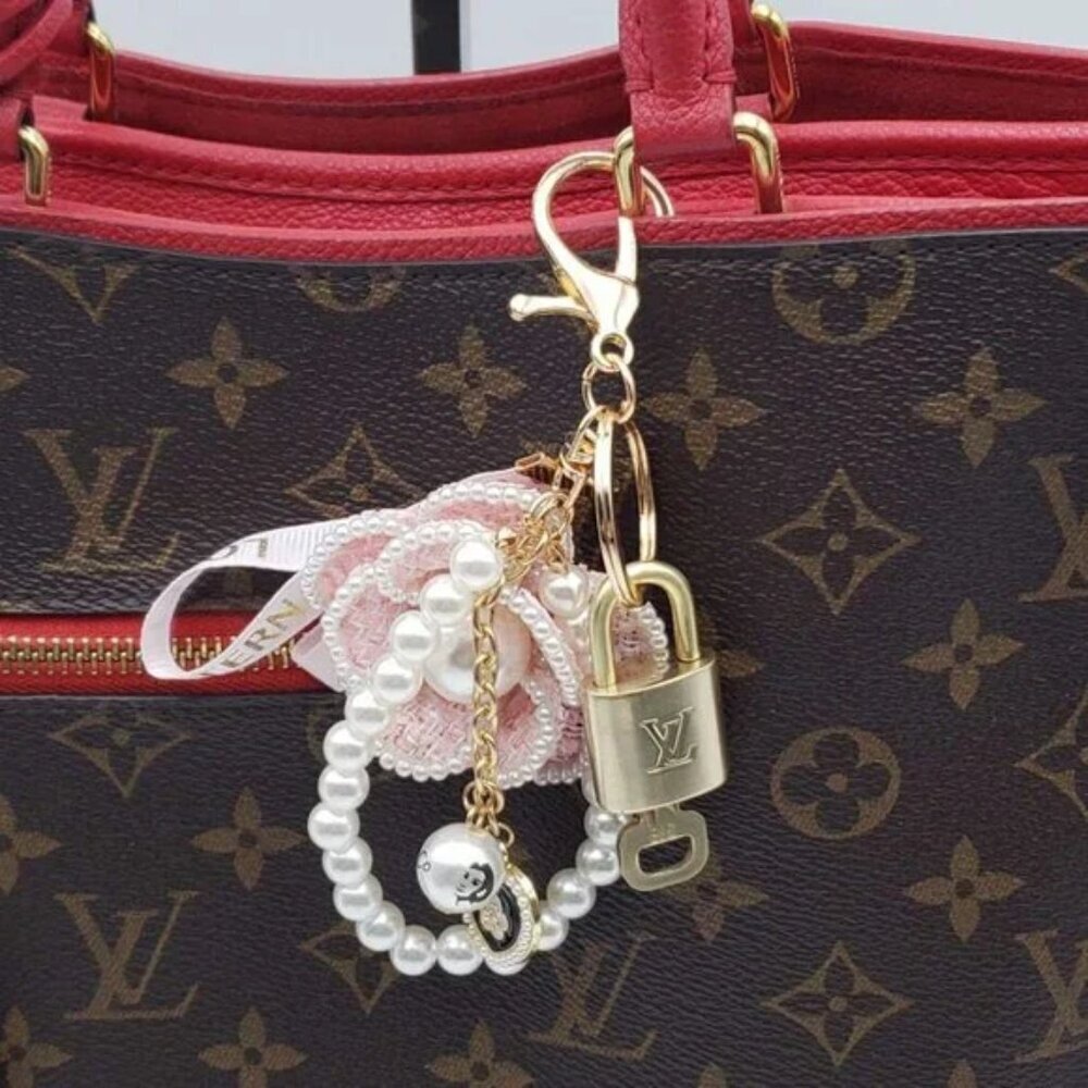 Authentic Louis Vuitton Gold Lock 🔒 Keychain Bag Unbranded Flower Charm LV
